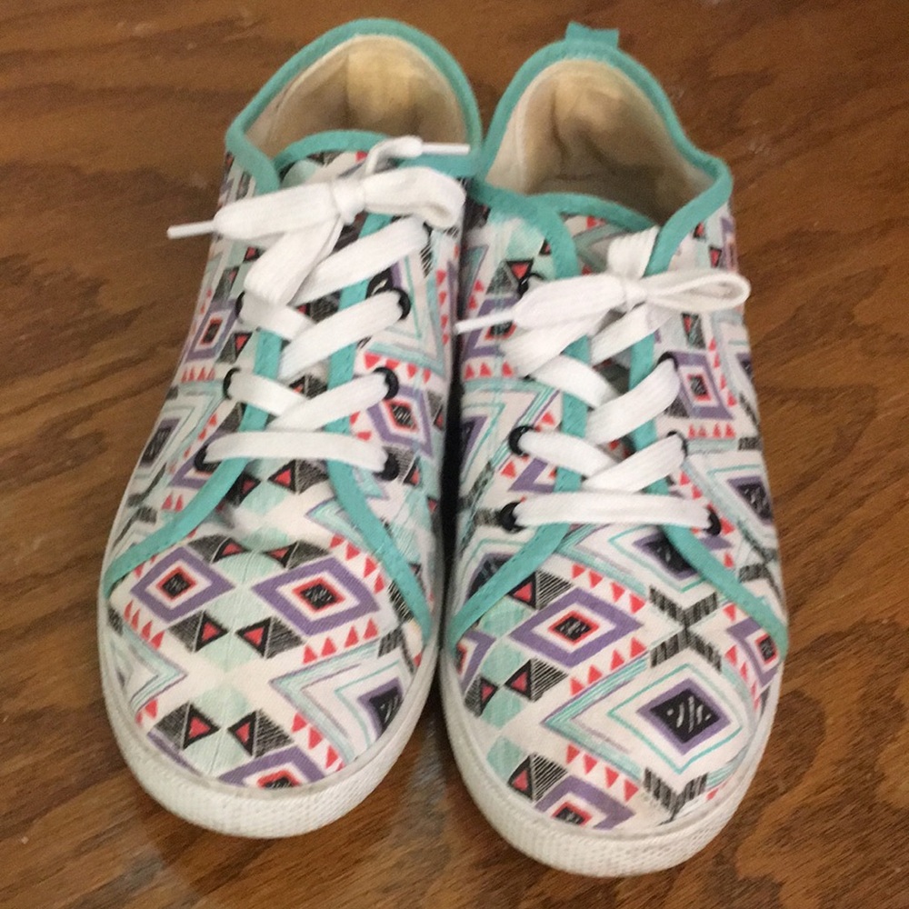 Womens SZ 8 Geometric Pattern Sneakers